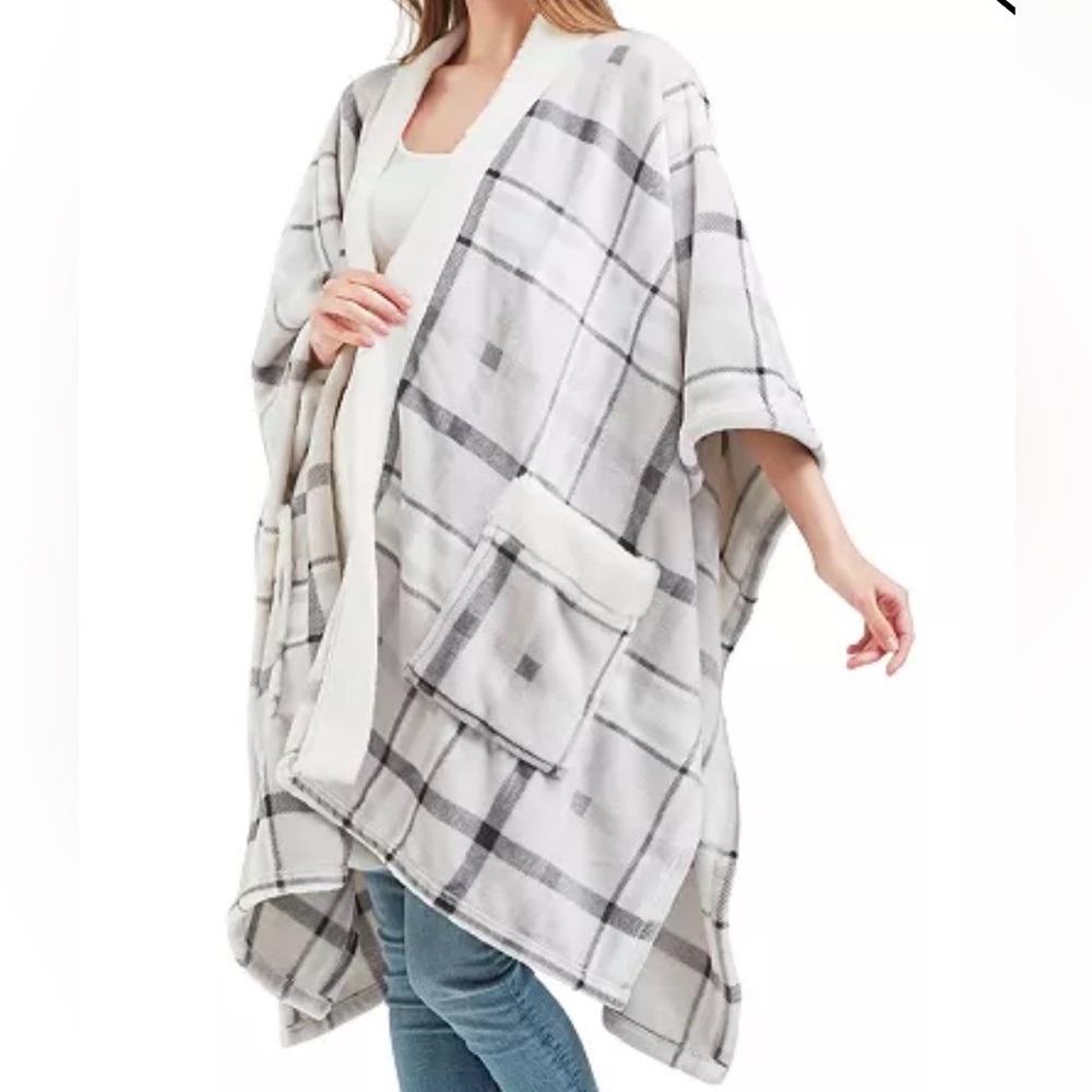Plaid Sherpa-Lined cozy plush Wrap - Cream & Gray  EUC